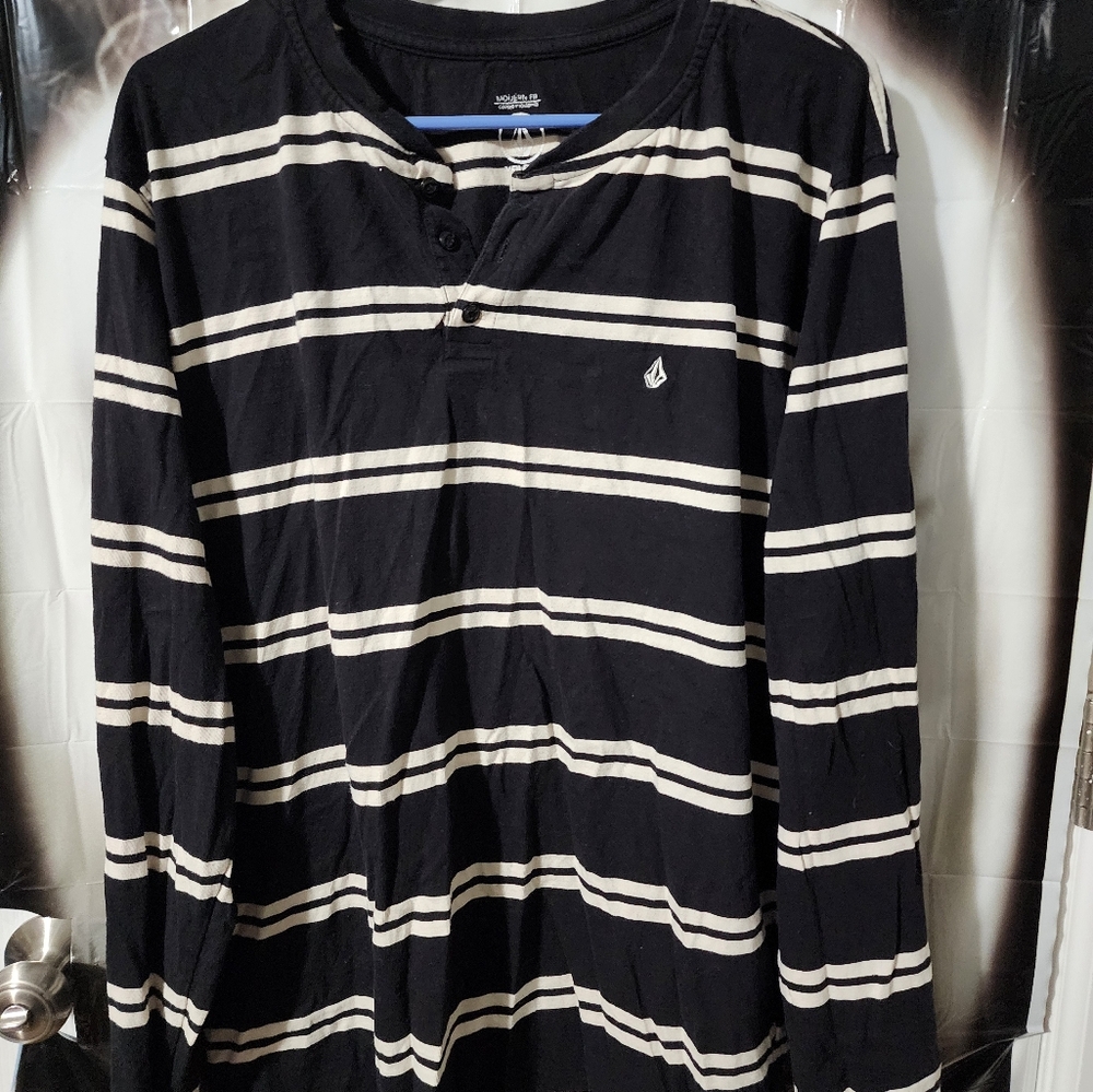 Volcom long sleeve shirt with button on colar
